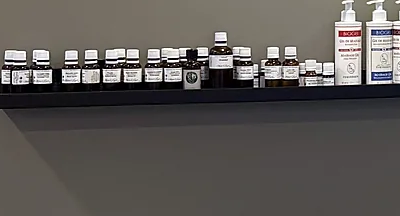 Détail de la tablette de produits sur le mur kaki, découpé dans la version 2000 px : étiquettes lisibles
